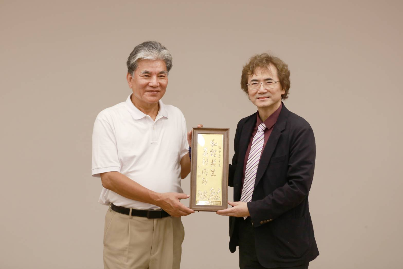光大學馬遠榮副校長代表學校致謝,對李鴻源教授以深厚的學術積累與豐富的施政經驗,為師生帶來一場兼具宏觀視野與實踐深度的演講 光大學馬遠榮副校長代表學校致謝,對李鴻源教授以深厚的學術積累與豐富的施政經驗,為師生帶來一場兼具宏觀視野與實踐深度的演講