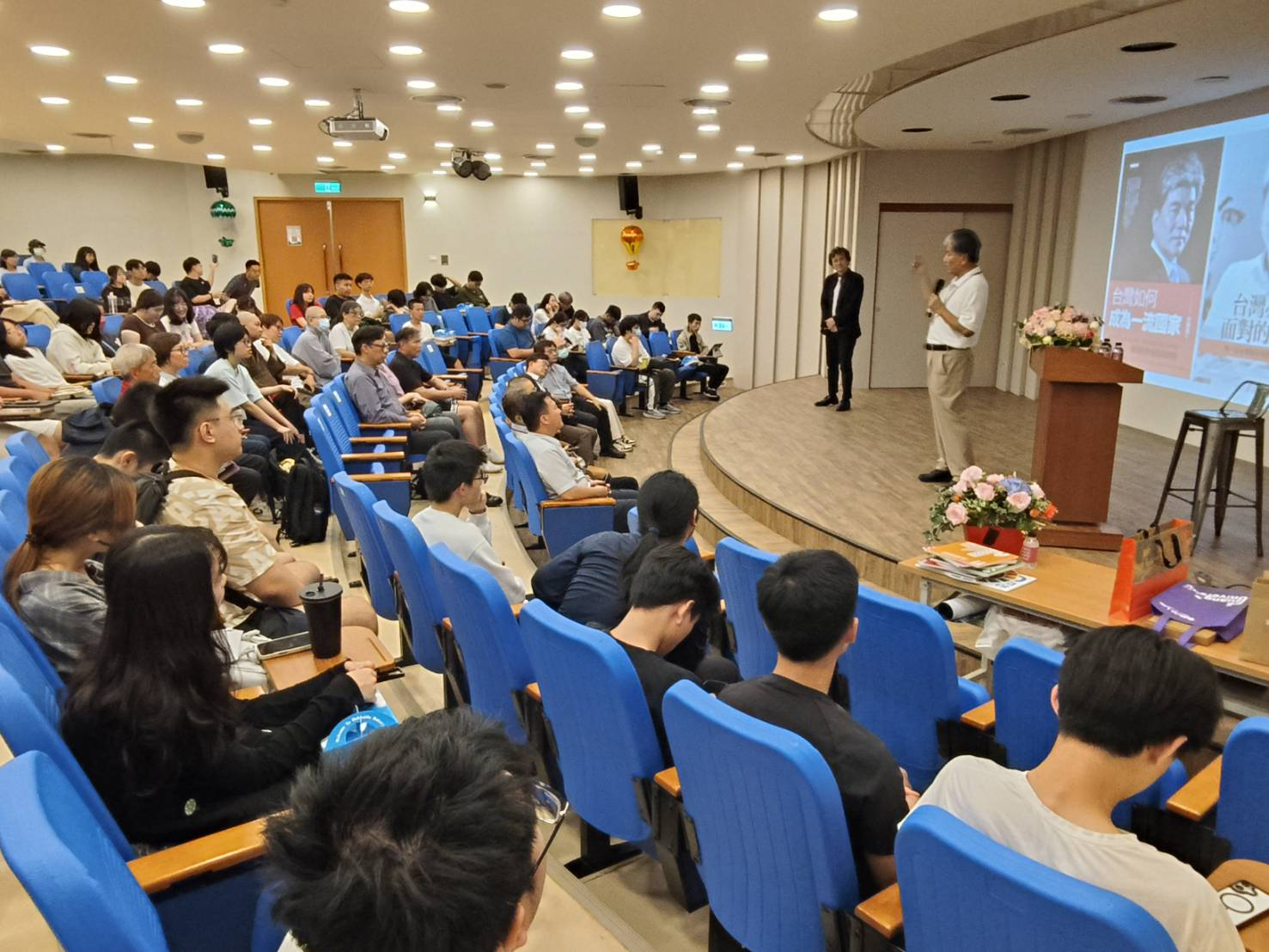 李鴻源教授從水資源管理、國土規劃、災害應變與淨零轉型等面向切入,帶領佛光大學師生正視臺灣當前的環境脆弱性,並思考大學在推動社會責任、氣候教育與永續發展上所能扮演的積極角色 李鴻源教授從水資源管理、國土規劃、災害應變與淨零轉型等面向切入,帶領佛光大學師生正視臺灣當前的環境脆弱性,並思考大學在推動社會責任、氣候教育與永續發展上所能扮演的積極角色