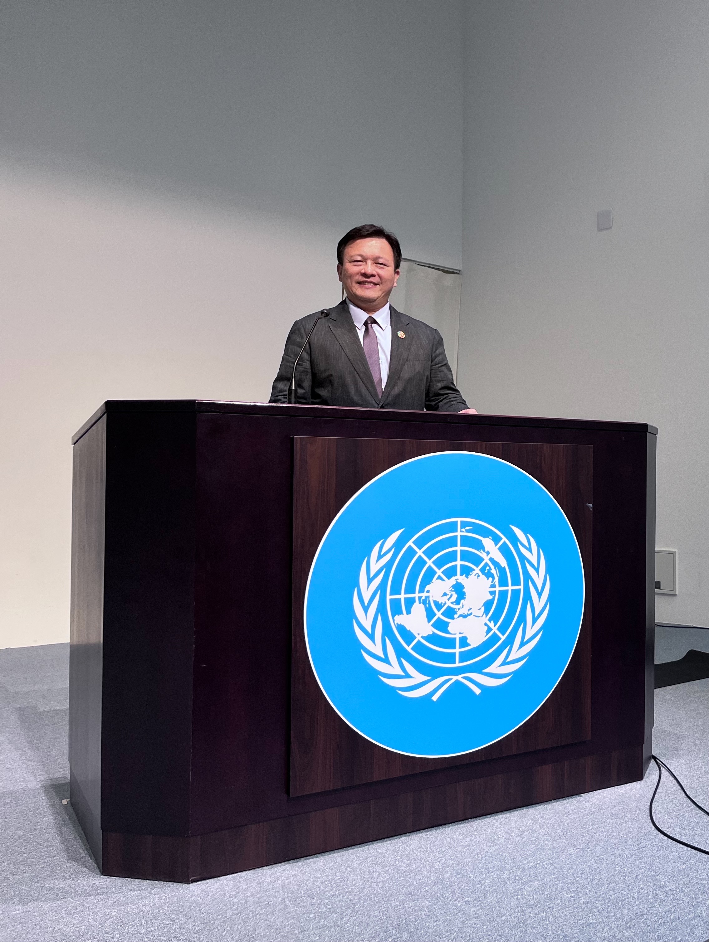 佛光大學周鴻騰執行長參與日本東京聯合國大學(UNU)國際青年論壇闡述「孝親安康USR學習模式」,能與世界對話,也能被世界所用。 佛光大學周鴻騰執行長參與日本東京聯合國大學(UNU)國際青年論壇闡述「孝親安康USR學習模式」,能與世界對話,也能被世界所用。